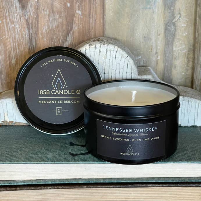 Tennessee Whiskey Duftkerze, 6 Unzen, in Reisedose für den Großhandel von 1858 Candle Co