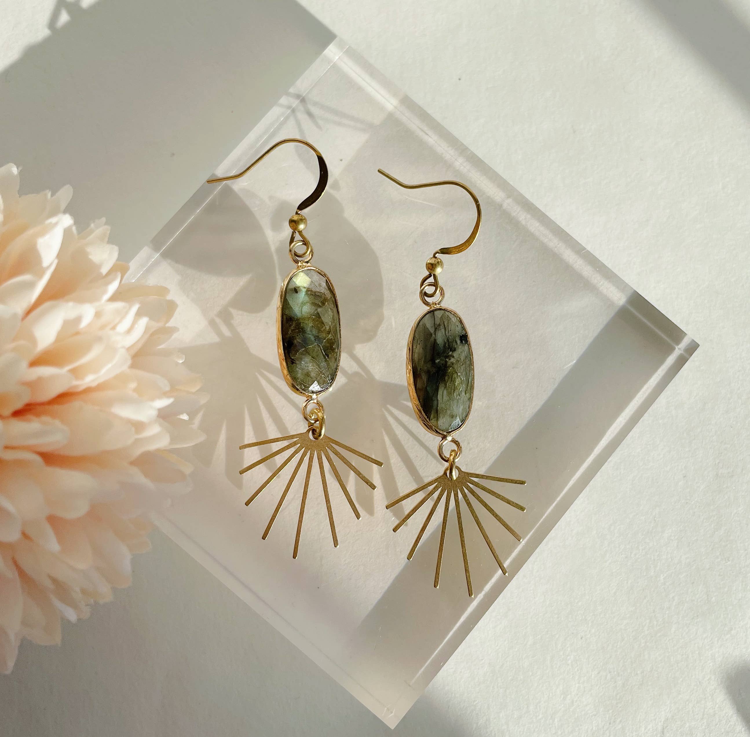 GeoMetricGem - Vendita all'ingrosso Orecchini pendenti - Orecchini Seneca ~ Labradorite placcata in oro e ottone1