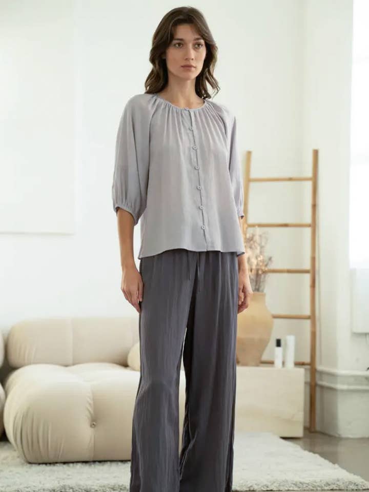 BLUS MED MJUKT RYNKAD HALS för wholesale av ELLE GREY