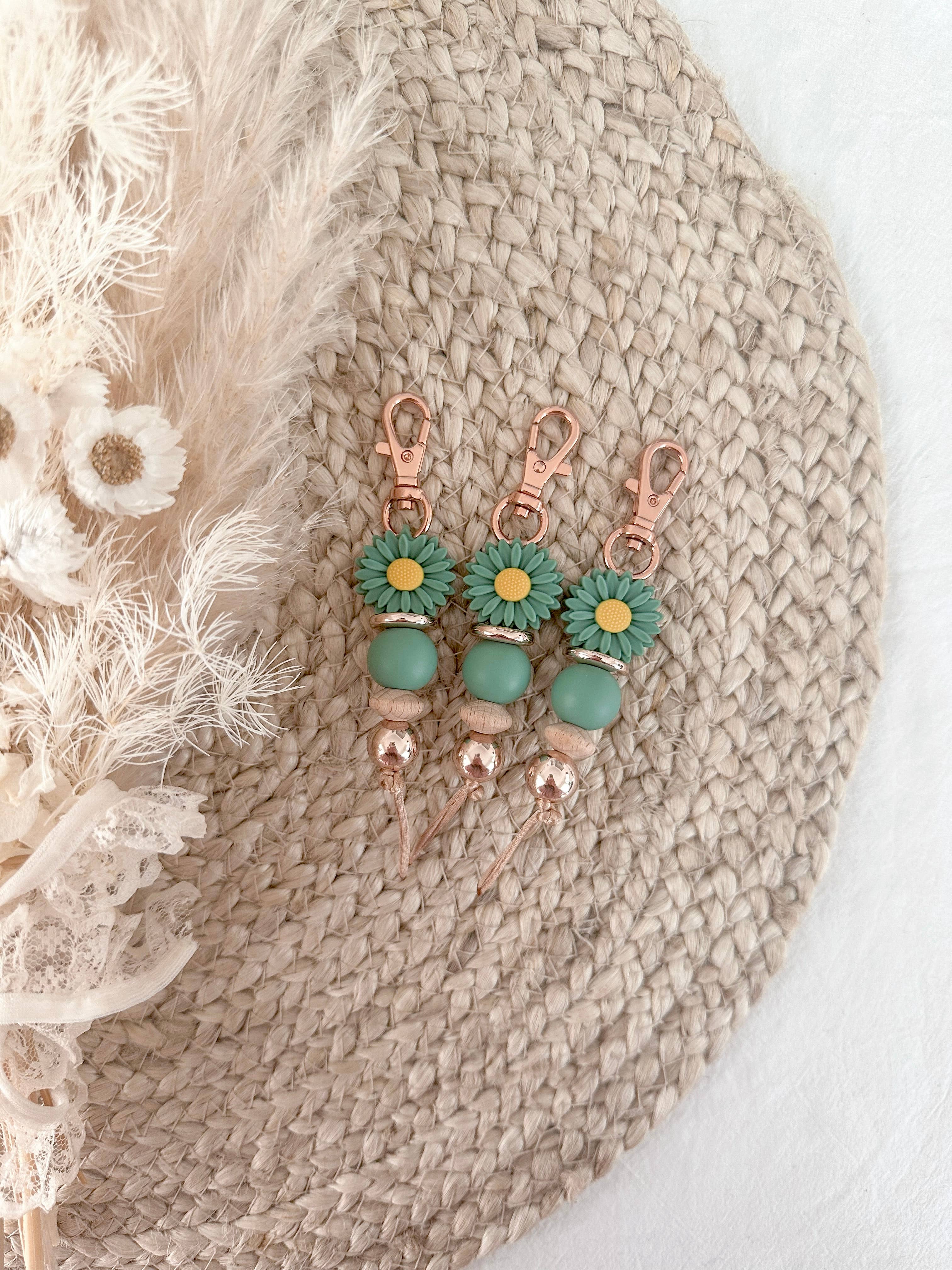 Chuckle & Wood - Wholesale Keychain – Women's - Little Daisies Keychain - Ether0