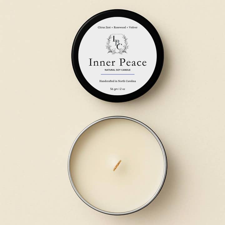 Indre Fred Trævæk Rejsebliklys - Forfriskende Citrus, Rosentræ & Vetiver Blanding for Ro for engroshandel hos Light Breeze Candle Co.