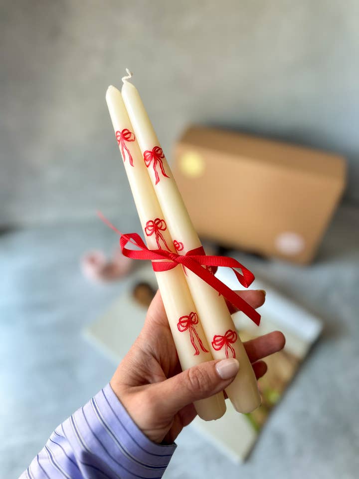 Bougie pilier peinte à la main avec nœud rouge pour amis pour la vente par Gokican