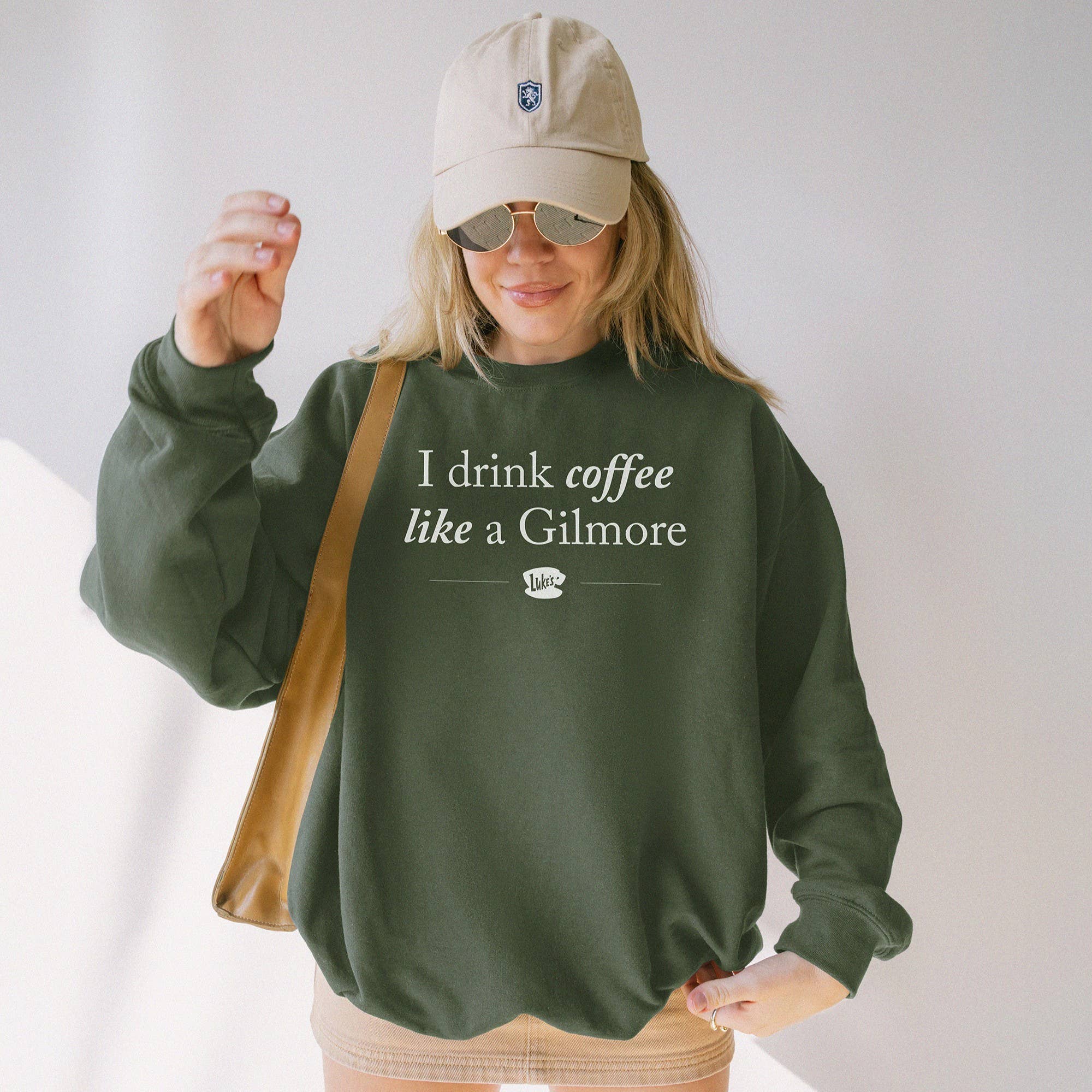 Alley & Rae – Engroshandel Grafisk Sweatshirt - Dame – Jeg drikker kaffe som en Gilmore sweatshirt – unisex pullover4