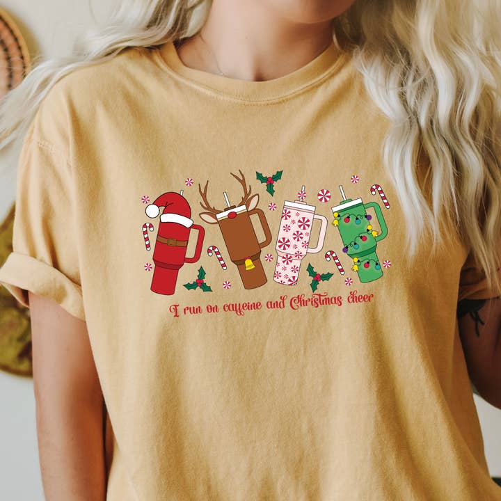 Je fonctionne au café et à la joie de Noël - T-shirt pour amateur de café pour la vente par La Bella Rose Boutique