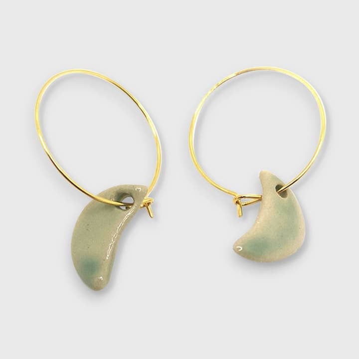 Orecchini creoli verdi croissant lune per la vendita all'ingrosso da parte di Corinne Ceramique