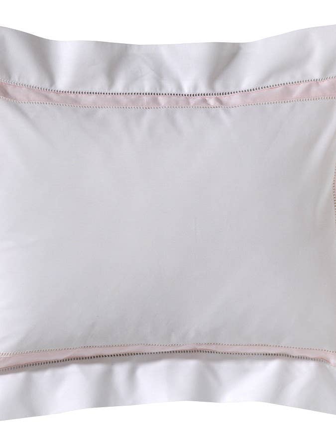 Housse de coussin boudoir avec point de jour et bordure en percale de coton - Rose pour la vente par Jacaranda Living