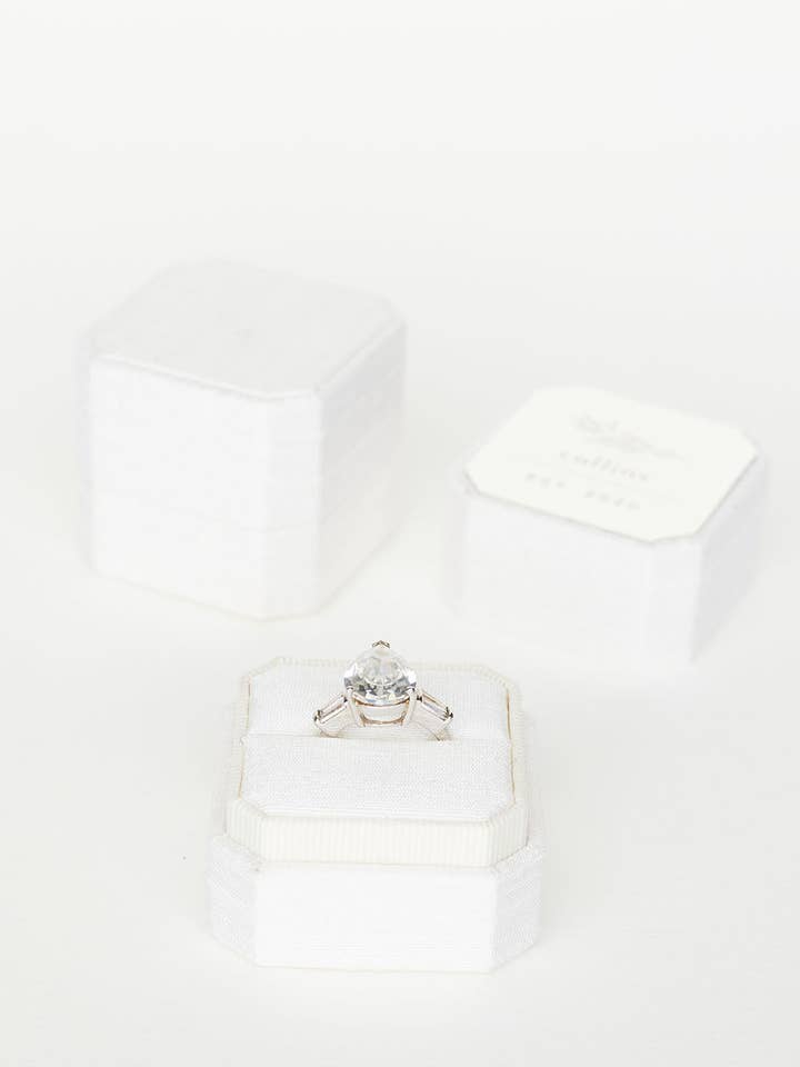 Le single de Crosby Noble pour la vente par The Mrs. Box