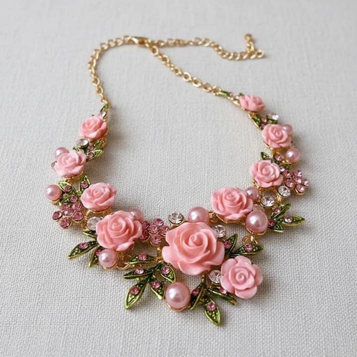 Collier Floral en Perles et Strass pour la vente par camilla dovey