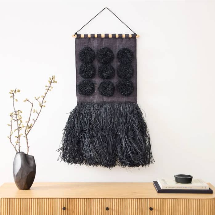 Décoration murale en raphia, noir, 18 x 40 x 4 po pour la vente par Mbare Home + Gift