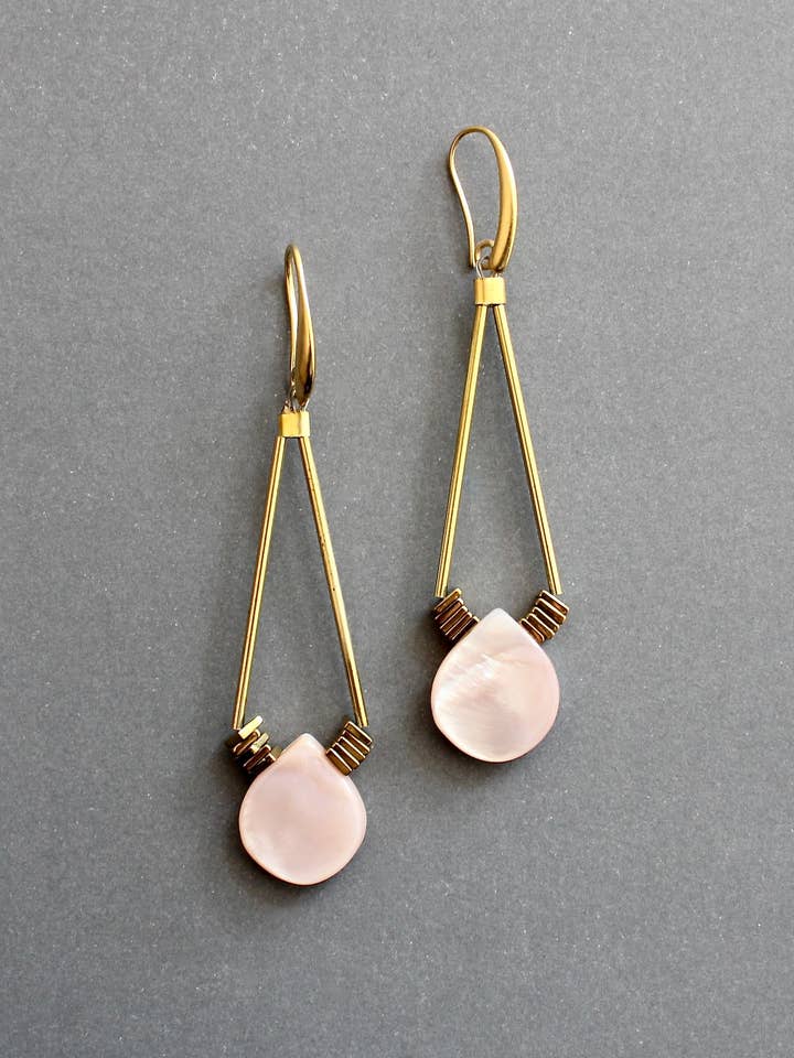 Pendientes ISLE44 de hematitas doradas y nácar para venta al por mayor de David Aubrey Jewelry