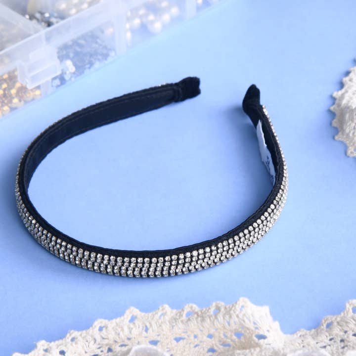 Krystaller på sort pandebånd for engroshandel hos Elaa