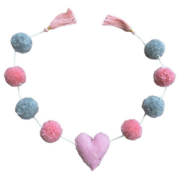 Guirlande de pompons avec cœur en feutre - rose/gris - laine 75 cm - fait main pour la vente par Luna-Leena - handmade in Nepal