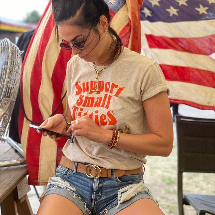 Støt Små Bryster - Beige Heather T-shirt for engroshandel hos Pulver Blei