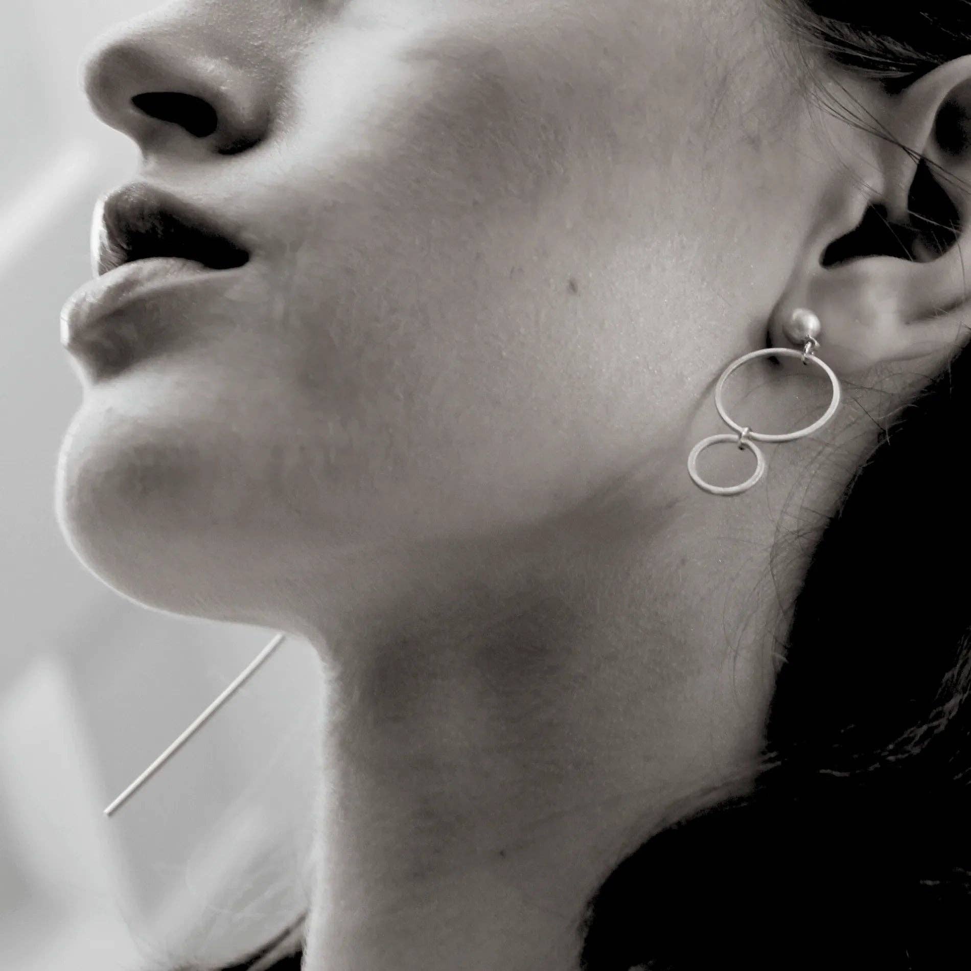 Dansk Copenhagen – wholesale Hängande örhängen – Theia Asymmetrisk Ringörhänge Silverplätering3