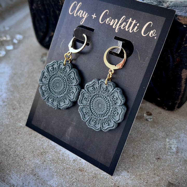 Clay & Confetti Co. - Vente Boucles d'oreilles pendantes - Boucle d'oreille en argile bleue et verte en forme de mandala Huggie