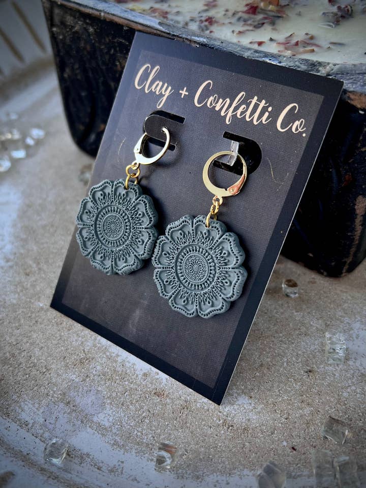 Blauwgroene oorbel van mandala huggie hoepelklei voor wholesale door Clay & Confetti Co.