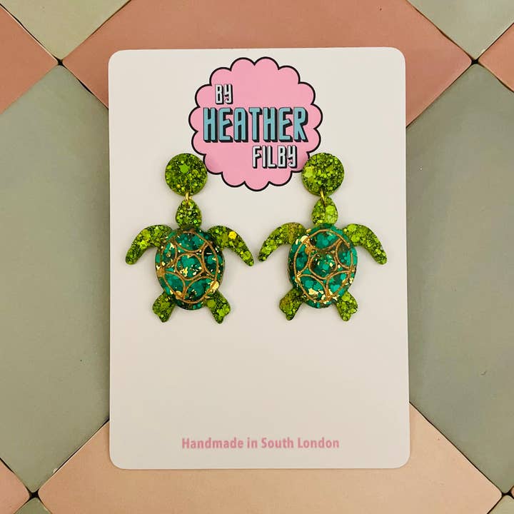 Orecchini in resina con glitter a forma di tartaruga per la vendita all'ingrosso da parte di By Heather Filby