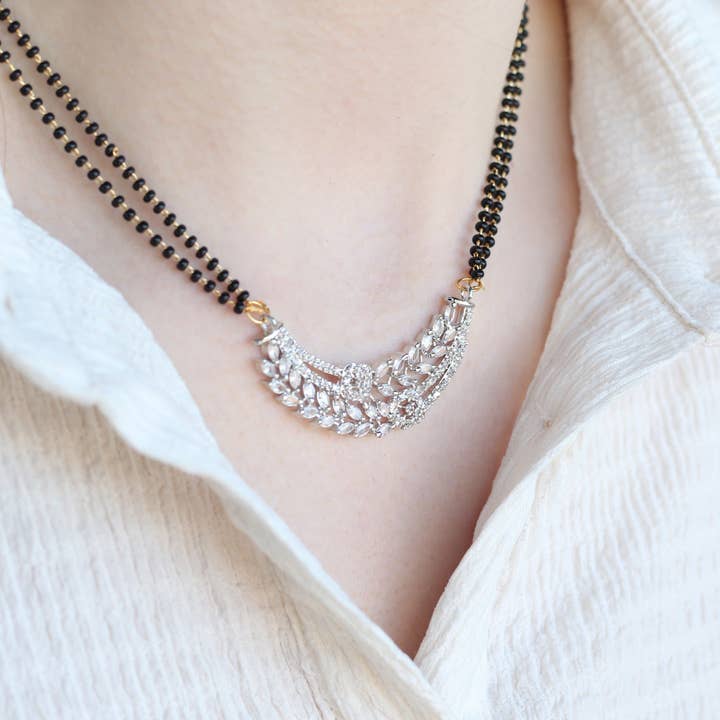 Collier avec pendentif et boucles d'oreilles en perles noires et zircon floral en argent Indian Nazaria Mangalsutra. pour la vente par The Colourful Aura