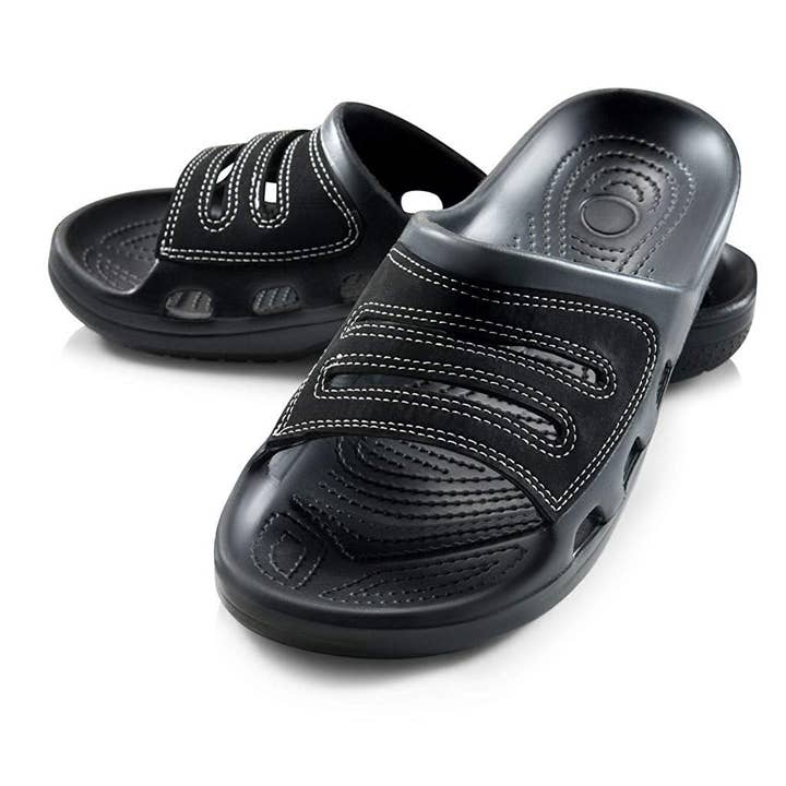 Sandálias deslizantes de banho 4 homens dedo aberto slip-on à prova d'água. e outras tendências em Compre roupa academia B2B. Devoluções gratuitas e condições de pagamento a 60 dias na Faire na Faire.