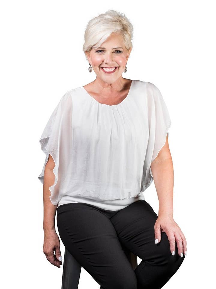 TINA Stephens Italy/Tees By Tina – Engroshandel Bluse - Dame – Aurora Flutter Fly Sleeve Silke Top m/Band Bund (BSS202)30