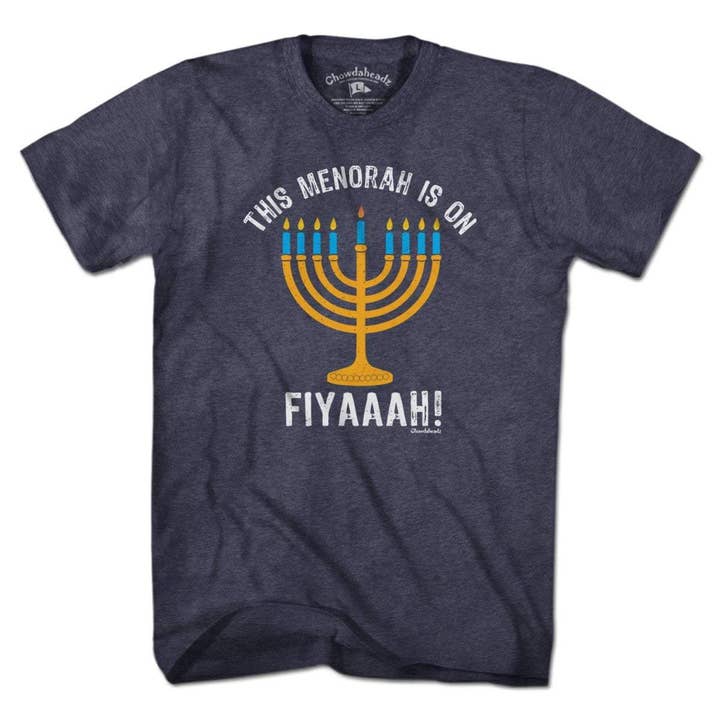 Denne Menorah er på Fiyaaah T-Shirt for engroshandel hos Chowdaheadz