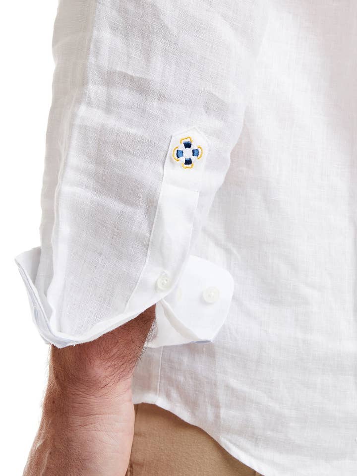 bleu Chemise Chase en lin blanc avec bordure bleu poudré et drapeau américain en vente sur Faire4