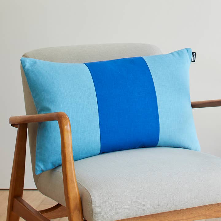 Cojín de lino en bloque de tres colores, azul real para venta al por mayor de Catherine Colebrook