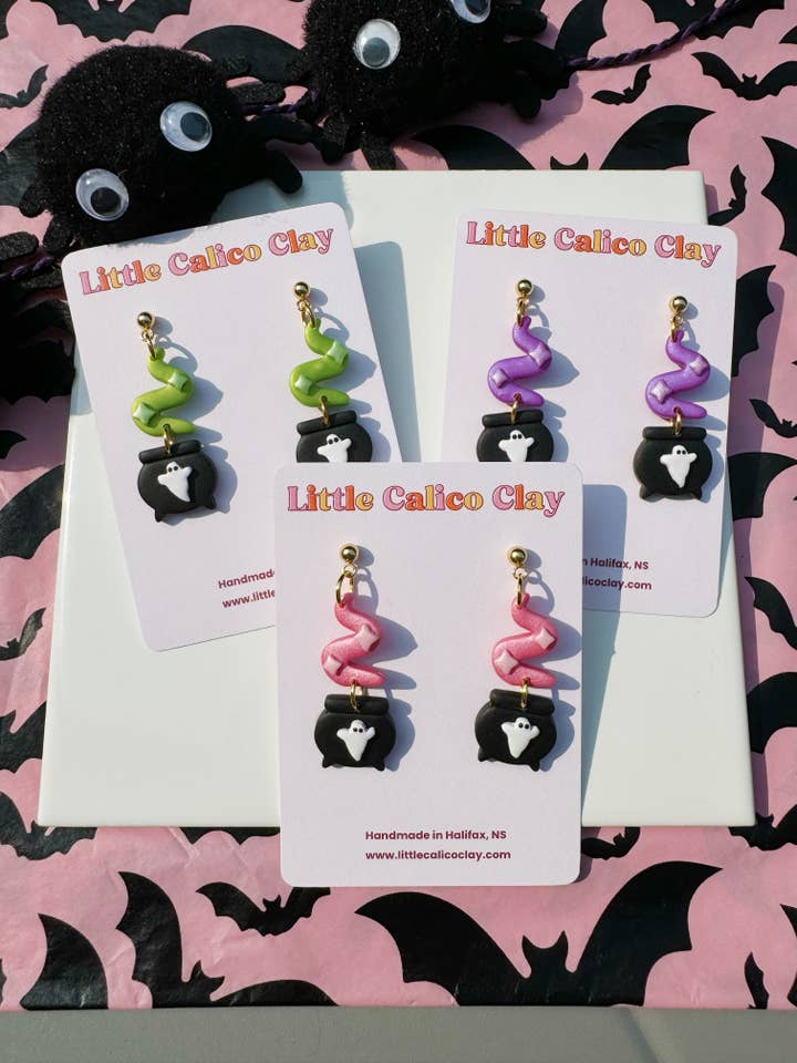 Cauldron Dangles | Boucles d'oreilles en pâte polymère pour la vente par Little Calico Clay