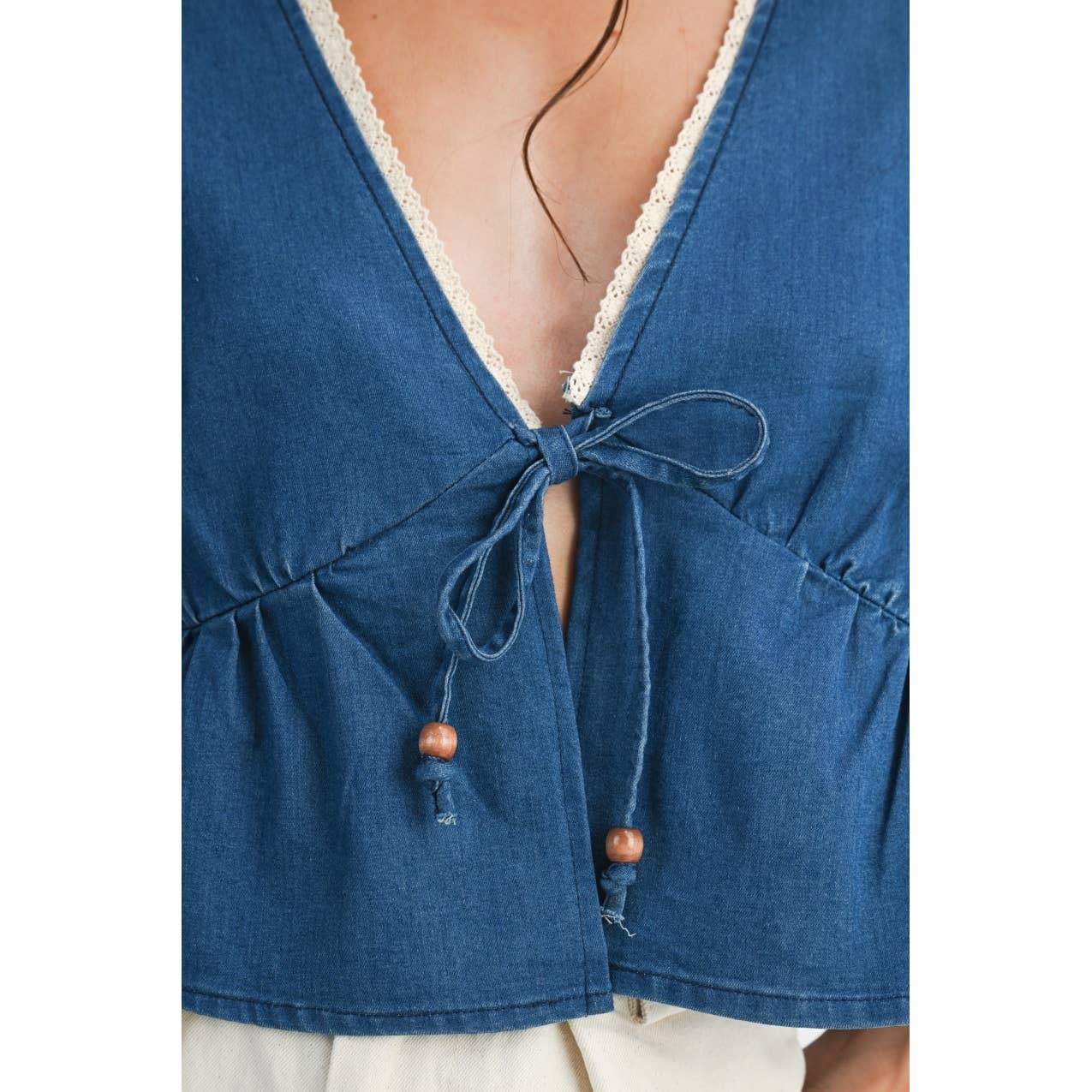 LAVAGGIO MEDIO CAMICETTA CORTA IN DENIM RICAMATA CON DETTAGLIO DI PERLINE in vendita all'ingrosso su Faire3