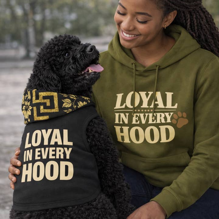 "Loyal in Every Hood" Fleece Tre-Panel Hættetrøje for engroshandel hos The Fashioned Label