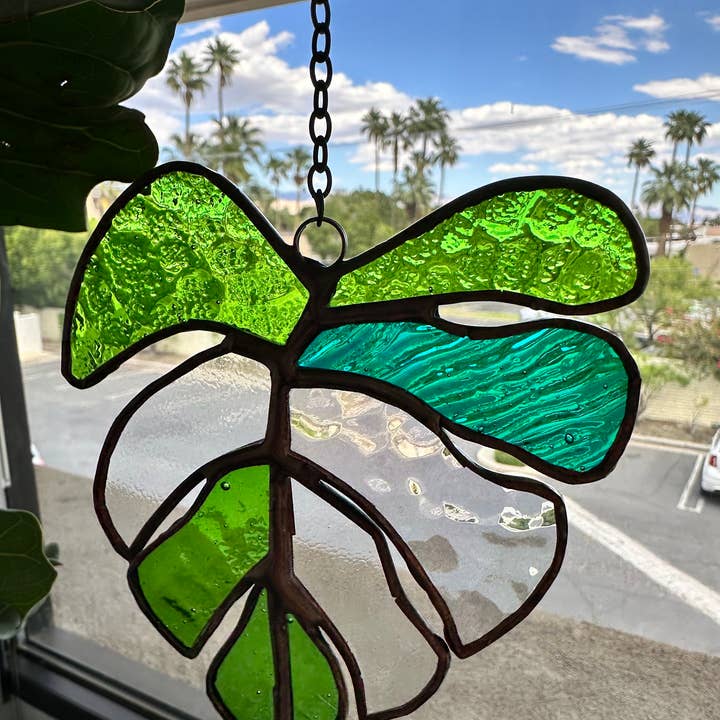 Feuille de Monstera, Attrape-soleil en Vitrail, Designs Mixtes pour la vente par Inspiration By CDA