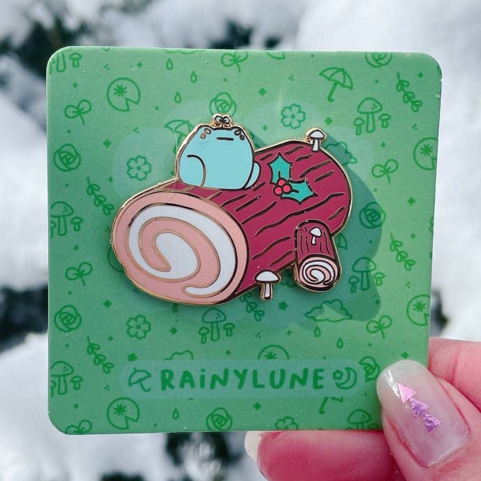 Rainylune - Wholesale Lapel Pin/Button - Yule Log Frog Pin0