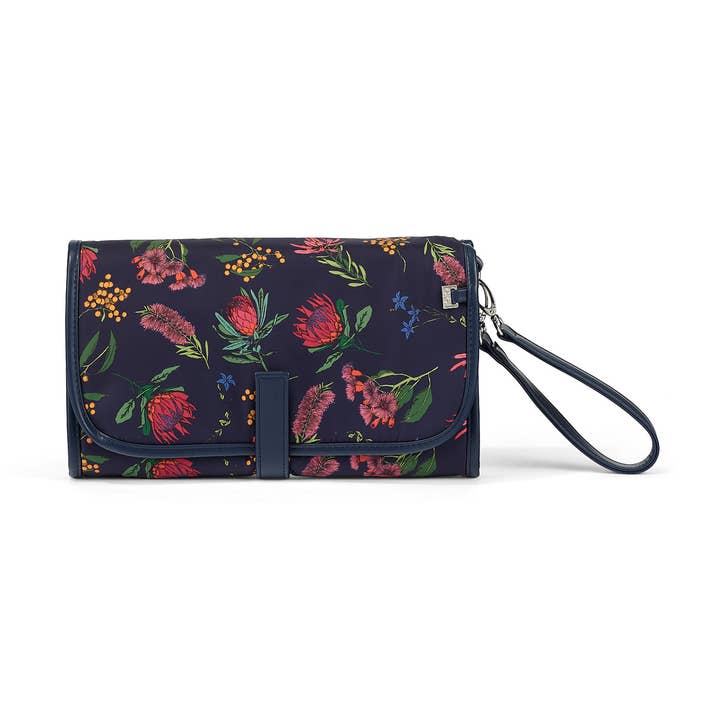 Pochette à langer à motif floral botanique bleu marine pour la vente par OiOi