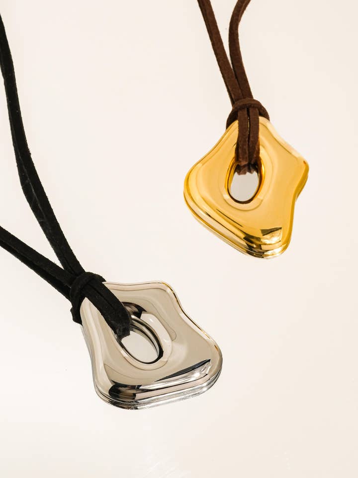 Collier Pendentif en Cordon de Cuir Non-Ternissant en Or 18K Ceyvan pour la vente par Flânerie by MAIQ