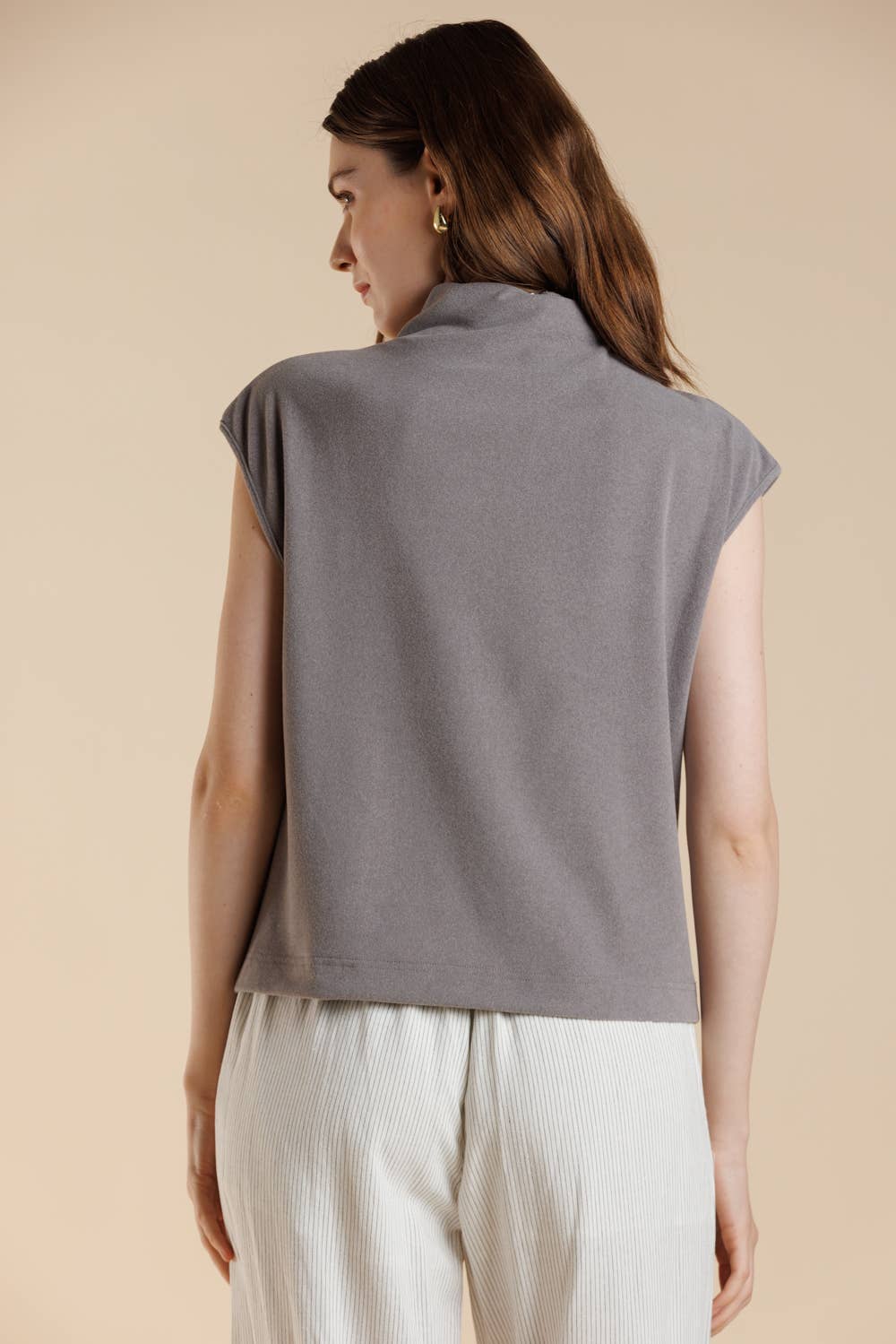 A & SHE – wholesale T-shirt – women's – Essential Soft Touch Brushed Knit Mock Neck Sleeveless Top7