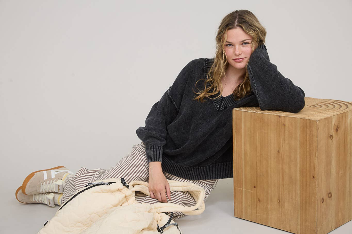 Blu Pepper - Vente Pull en maille – femme - PULL EN TRICOT SURDIMENSIONNÉ À MANCHES LONGUES ET COL EN V DÉLAVÉ4