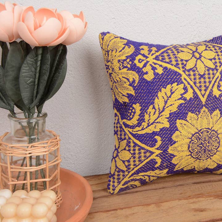 Coussin Vintage Kilim 12x12 Housse Patchwork pour la vente par Kilim Pillow Decors