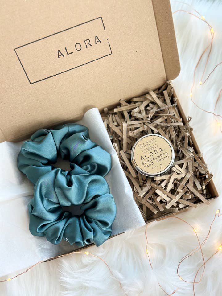 Set regalo Ériu con 3 pezzi: elastici in raso e crema mani per la vendita all'ingrosso da parte di ALORA.