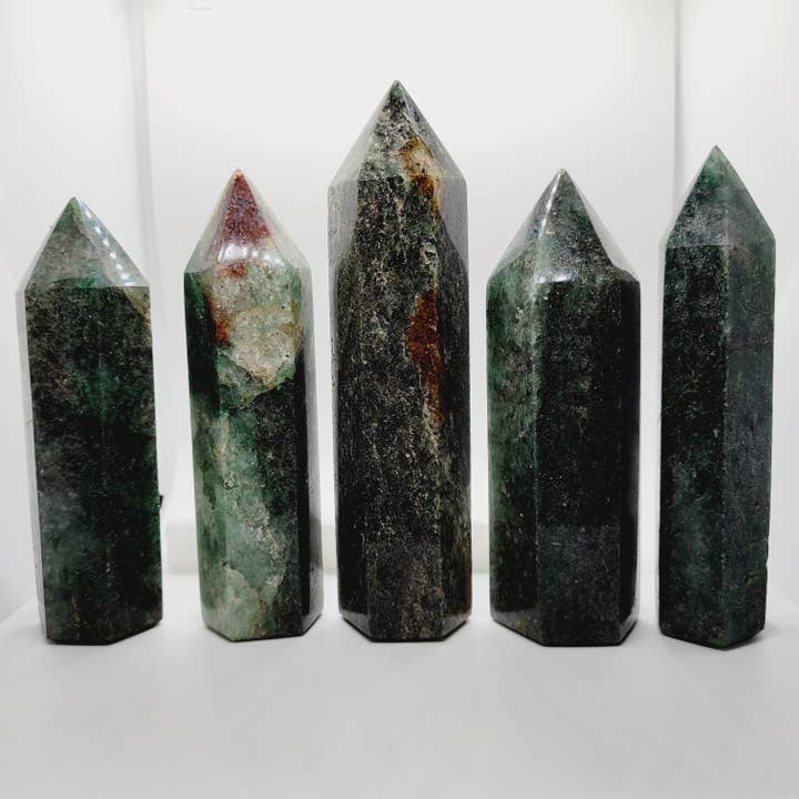 Points de tour en cristal fuchsite vert grand spa métaphysique pour la vente par The Raven's Edge