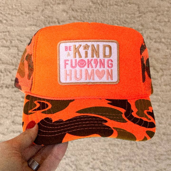 SEJA UM CHAPÉU HUMANO GENTIL - CAMUFLAGEM LARANJA por atacado de TATUM THE LABEL