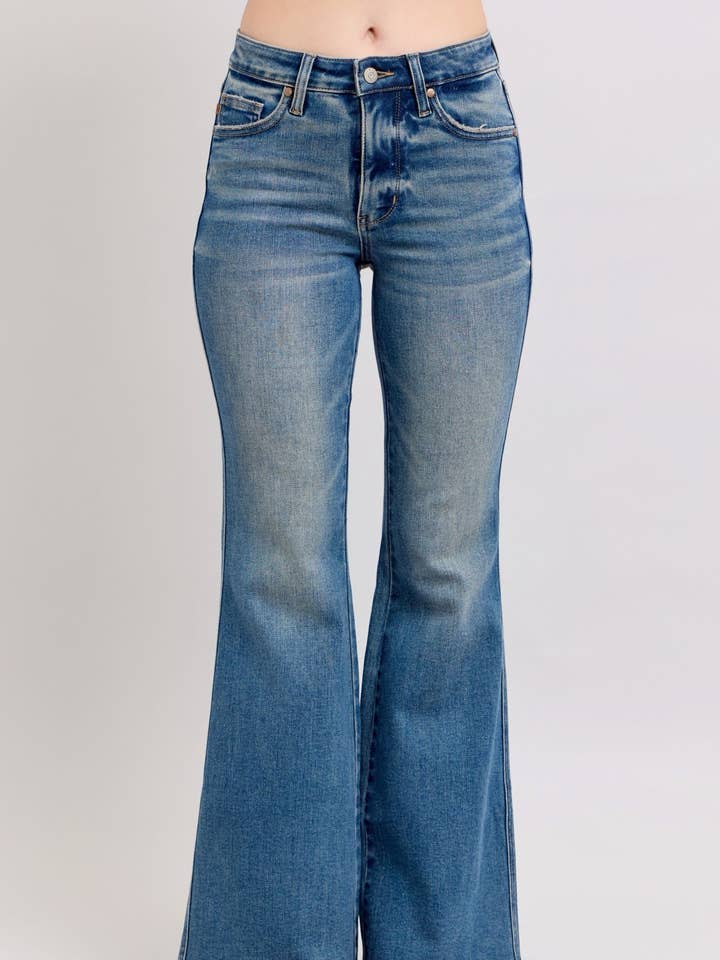 Watermelon Apparel – Großhandel Jeans – Damen – Judy Blue Mid Rise Tummy Control Vintage Wash Rückenschildtasche Schlaghose, Innenbeinlänge 33"