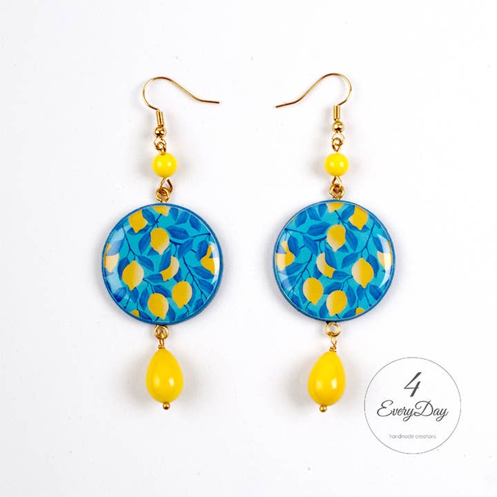 4everyday Handmade - Venta al por mayor Pendientes colgantes - Pendientes de madera y resina - Limones sobre fondo azul