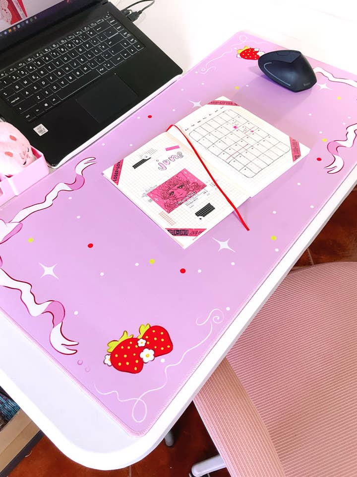 Jordbær Rush Skrivebordsmåtte for engroshandel hos BunnieBuns Studios