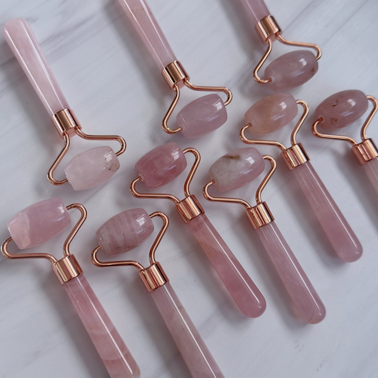 Pebble House - Venta al por mayor Rodillos de belleza/faciales - Rodillo facial mini de cuarzo rosa - Cristales y piedras2