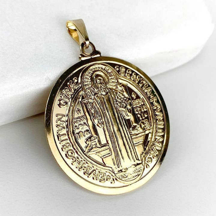 Pendentif pièce de San Benito, Saint Benoît, double face rempli d'or 18 carats pour la vente par Luxus Accessories