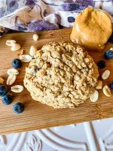 Cookie petit-déjeuner GF + Vegan PB & J pour la vente par Sweet Eats