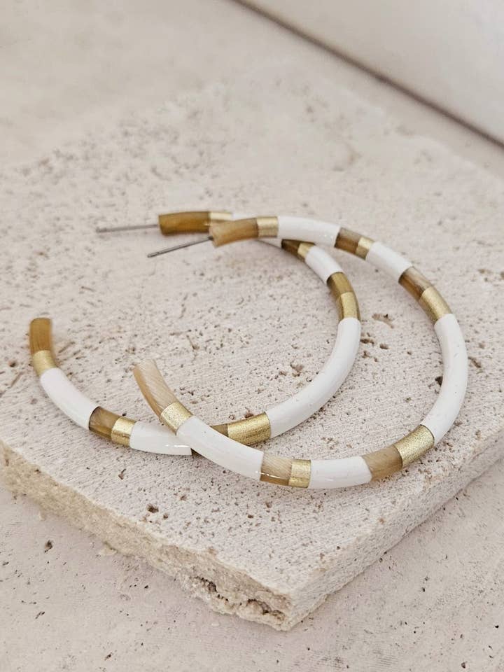 Boucles d'Oreilles Créoles en Corne - 6 cm - Hécate - White pour la vente par Le Coin Sauvage