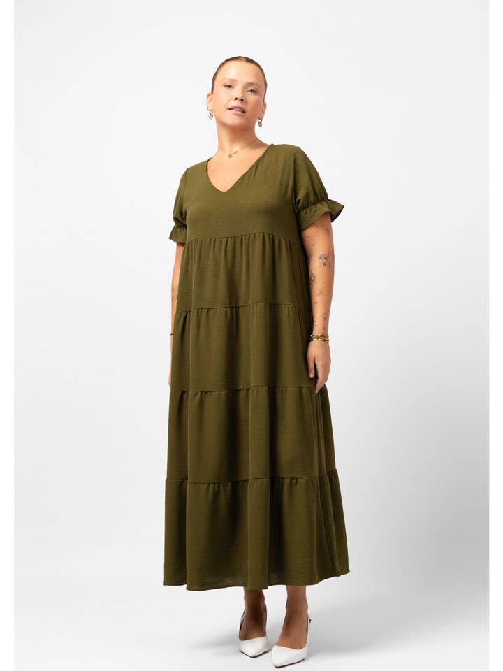 Teresa Cardoso Oliveira kjole i ensfarvet stof, forårs- og sommerkollektion, plusstørrelser for engroshandel hos Teresa Cardoso Oliveira