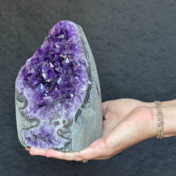 Amethystkristall mit polierten Kanten für den Großhandel von Deep Purple Project