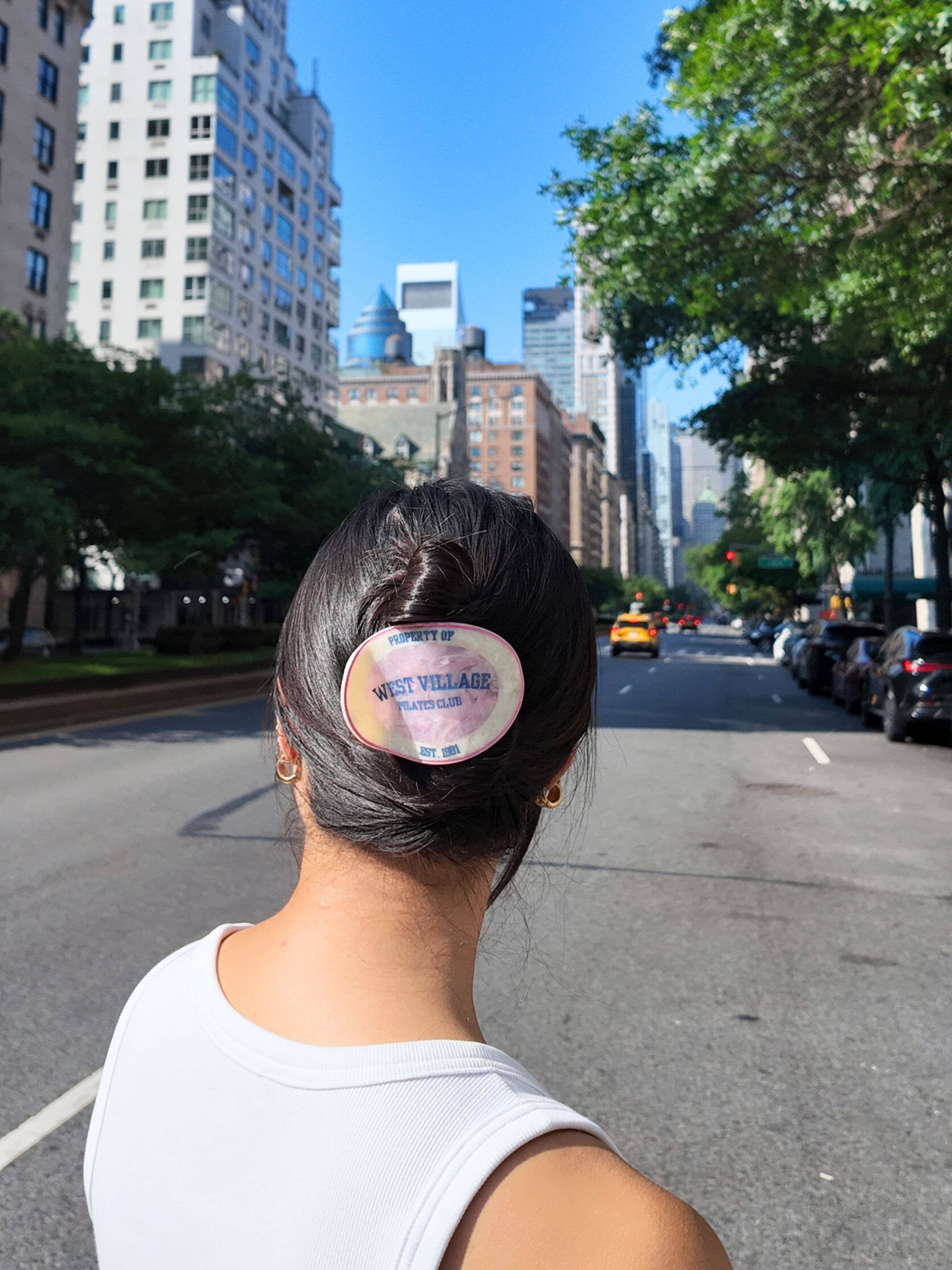 Solar Eclipse – wholesale Hårklämma - Dam – Handmålad West Village Pilates Club Lägg Ner Kloklämma1